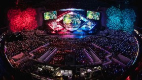 饭堂周末夜犀利开团，解说管泽元预测再次“反向登顶”热搜。